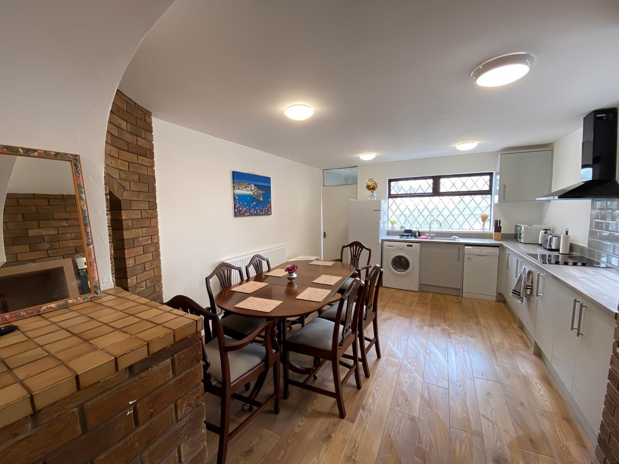 4-Bedroom Home - Perfect For Those Working In Bridgend - By Tailored Accommodation Luaran gambar
