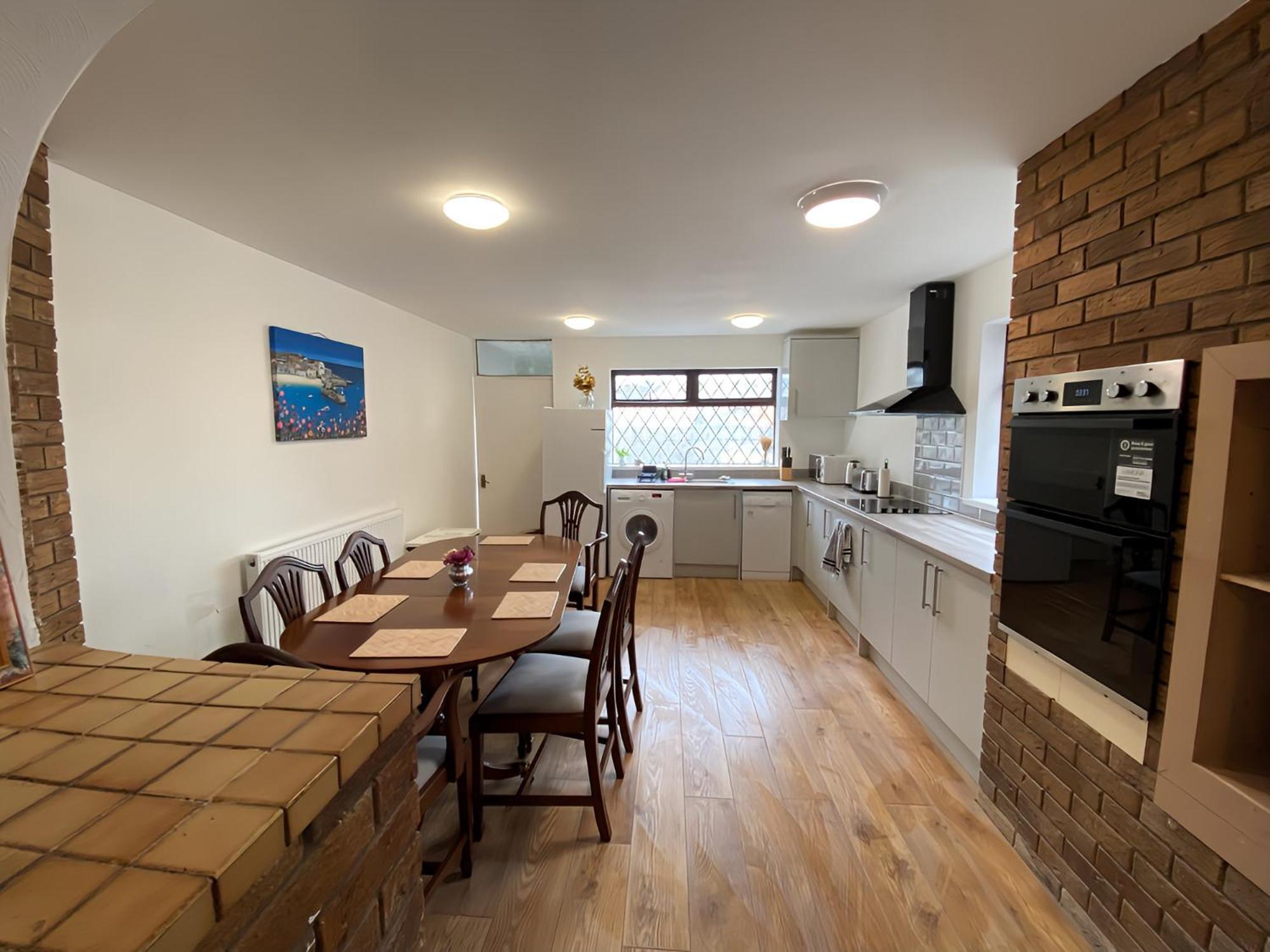 4-Bedroom Home - Perfect For Those Working In Bridgend - By Tailored Accommodation Luaran gambar
